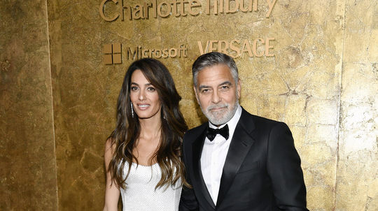Krásna Amal ako trblietavá hviezda po Clooneyho boku kradla pozornosť slávnym dámam: A potom na červený koberec vkročila...  