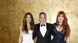George Clooney, jeho manželka Amal Clooney (vľavo) a podnikateľka a majiteľka kozmetickej značky Charlotte Tilbury