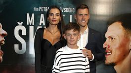 Martin Škrtel prišiel na premiéru dokumentu o sebe s manželkou Barborou a synom Matteom. 