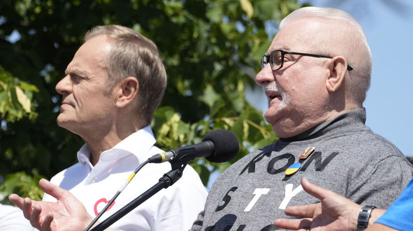 Lech Walesa (vpravo) a líder opozičnej...