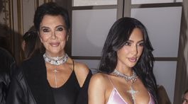 Kim Kardashian (vpravo) a jej mama Kris Jenner 