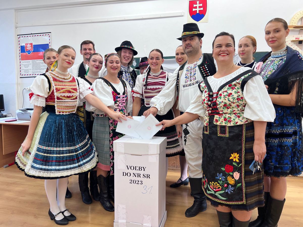Slovenskí Rebeli z Komárna prišli voliť v...