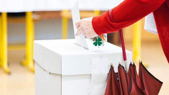 Volička zo Žiliny hádže hlasovací lístok do...