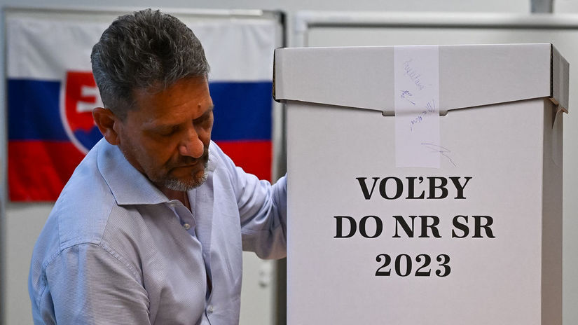 Člen osobitnej okrskovej komisie pripravuje...