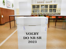 ONLINE: Voliči rozhodli. Začalo sa sčítavanie hlasov. Exit poll posiela do parlamentu 7 strán