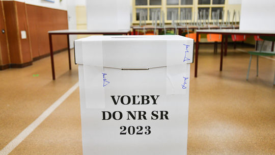 ONLINE: Voliči rozhodli. Začalo sa sčítavanie hlasov. Exit poll posiela do parlamentu 7 strán