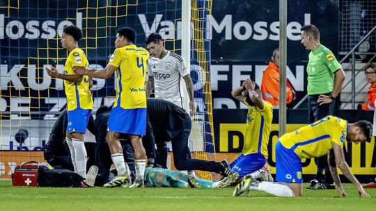 Ajax opäť nedohral ligový zápas, tentoraz nešlo o výtržnosti. Brankára súpera museli oživovať