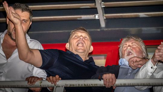 Predseda Smeru Robert Fico oslavuje víťazstvo v...