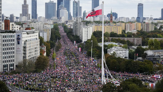 Na predvolebnej demonštrácii v Poľsku sa zúčastňuje zhruba milión ľudí