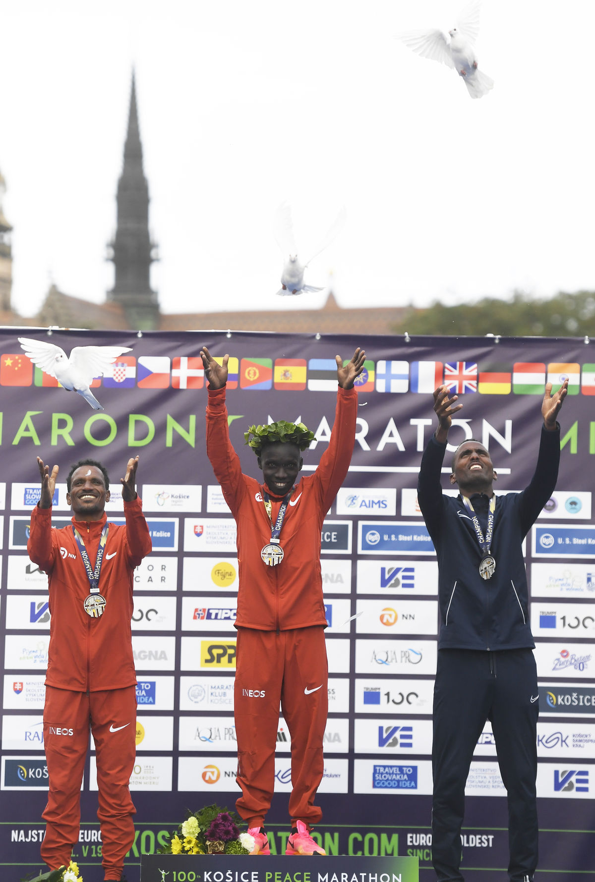 Víťazný Keňan Philemon Rono (uprostred) na MMM...