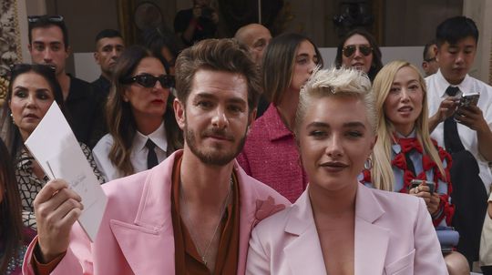 Herec Andrew Garfield (vľavo) a herečka...