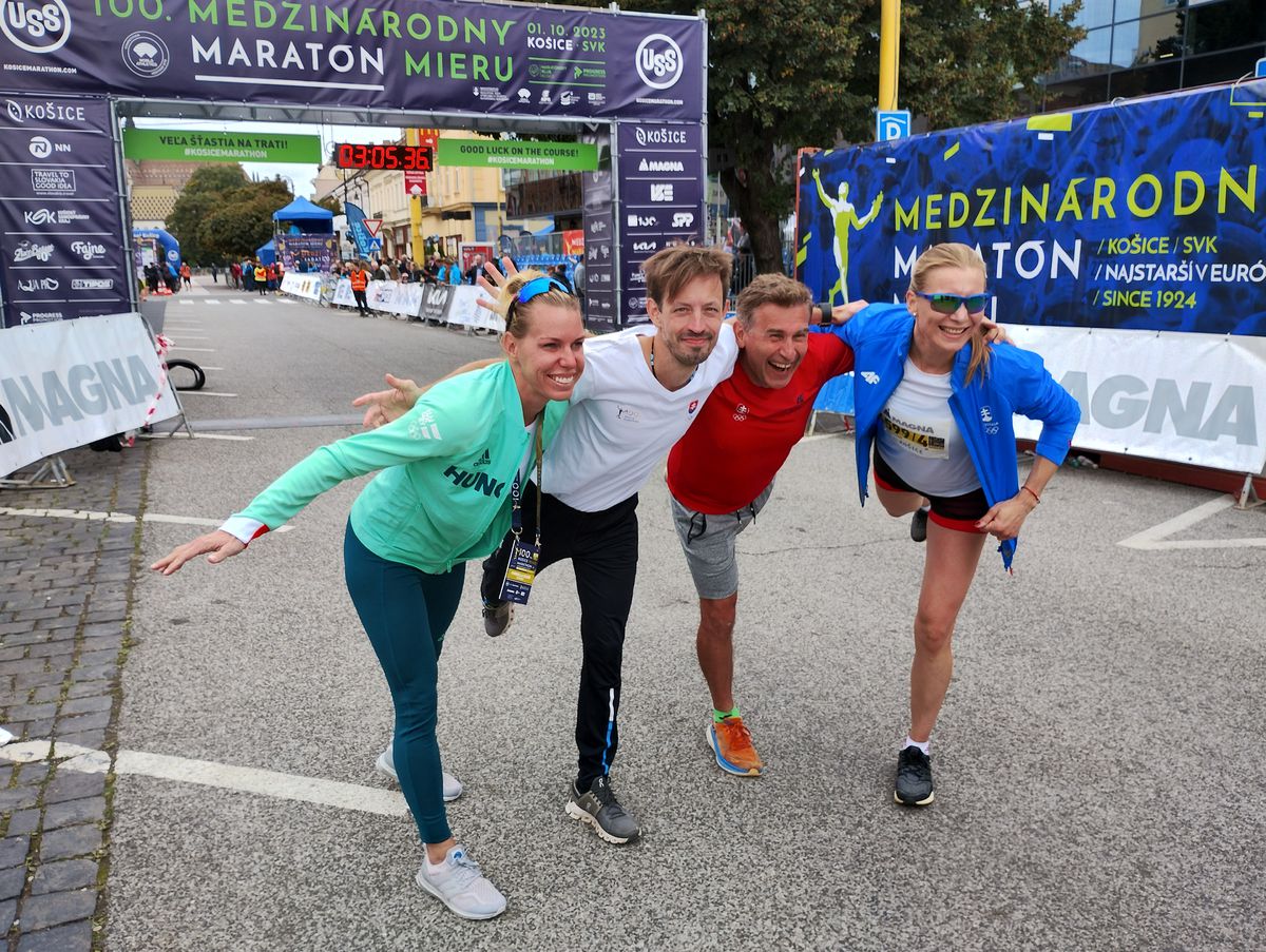 Štafeta olympijských medailistov. Zľava:...