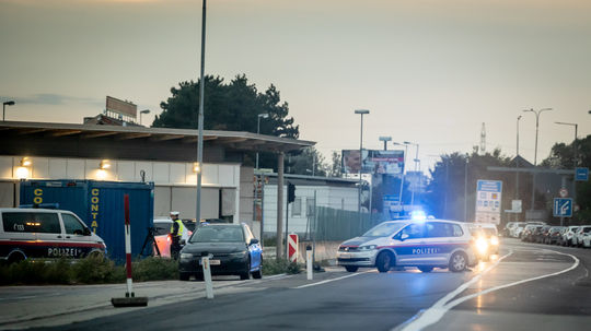 Reportáž: Migračná vlna otriasa Schengenom. Susedné štáty spustili kontroly, ako vyzerá situácia na českých či poľských priechodoch? 