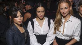 Jenna Ortega, Rosalia a Jennifer Lawrence na prehliadke Christian Dior Jar/Leto 2024 v Paríži. 