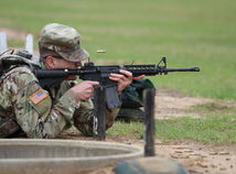 útočná puška samopal m4a1 karabína zbraň vojak americký usa