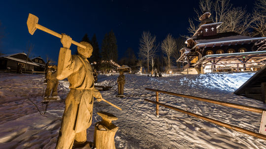 Veľké Karlovice - Kaplnka sv. Huberta a drevené...