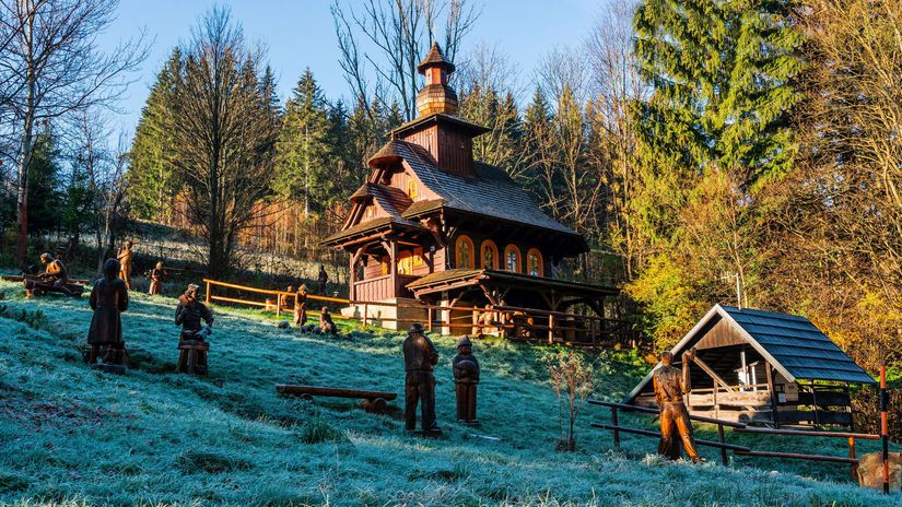 Veľké Karlovice - Kaplnka sv. Huberta a drevené...