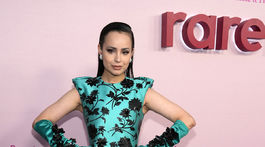 Speváčka a influencerka Sofia Carson v kreácii...