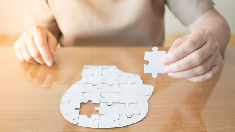 femeie asamblează un puzzle