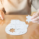 žena sklada puzzle
