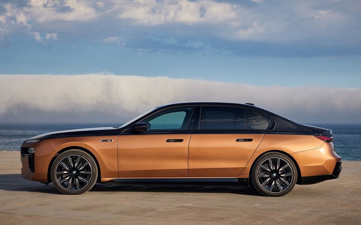 Dvojica elektromotor poháňa obe nápravy systému...