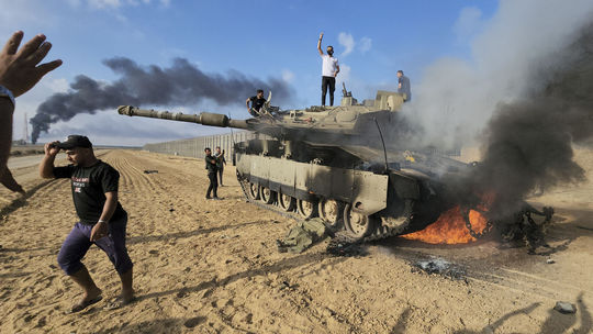NYT: Izraelská armáda nemala žiadny plán, bola dezorientovaná. Medzitým Hamas vraždil a unášal civilistov