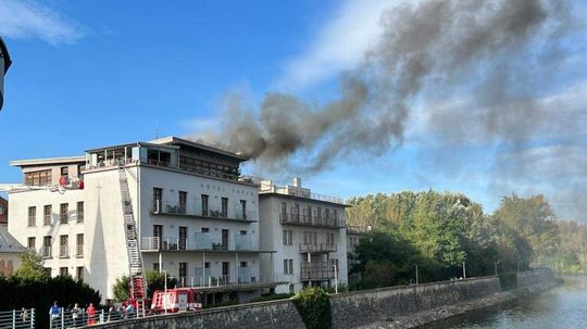 Piešťanský hotel zachvátil požiar, hostí evakuovali. Horieť zrejme začalo v saune