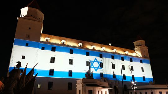 Bratislavský hrad rozžiarili izraelské farby, pridáva sa aj Paríž s Eiffelovkou