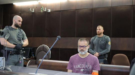 Krátko po deviatej hodine vstúpil do súdnej...