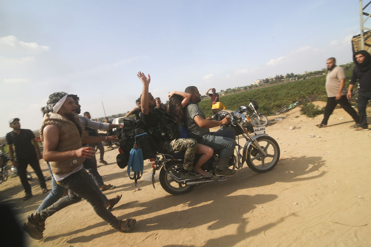Palestínčania transportujú zajatú izraelskú...