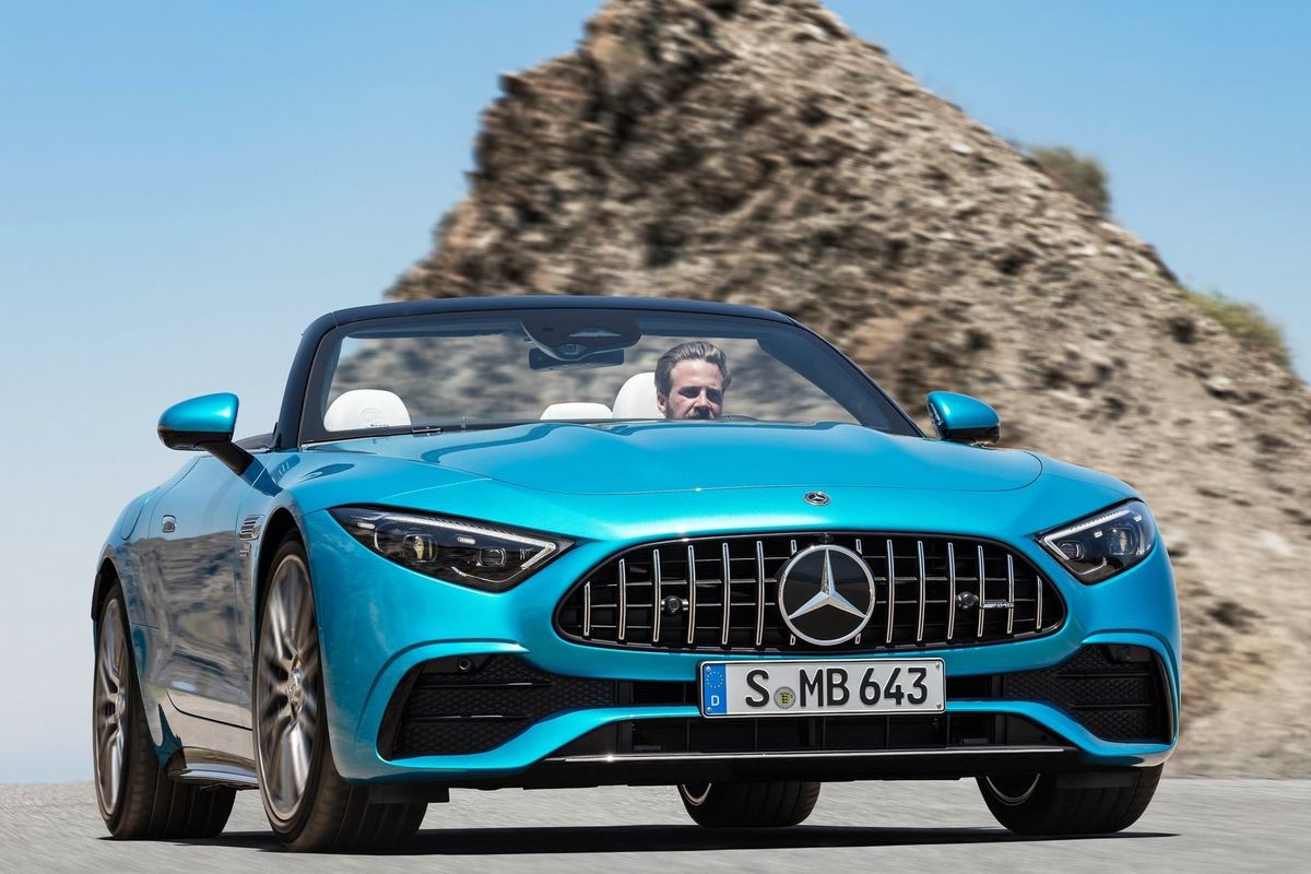 Základný roadster AMG SL 43 je takmer na...