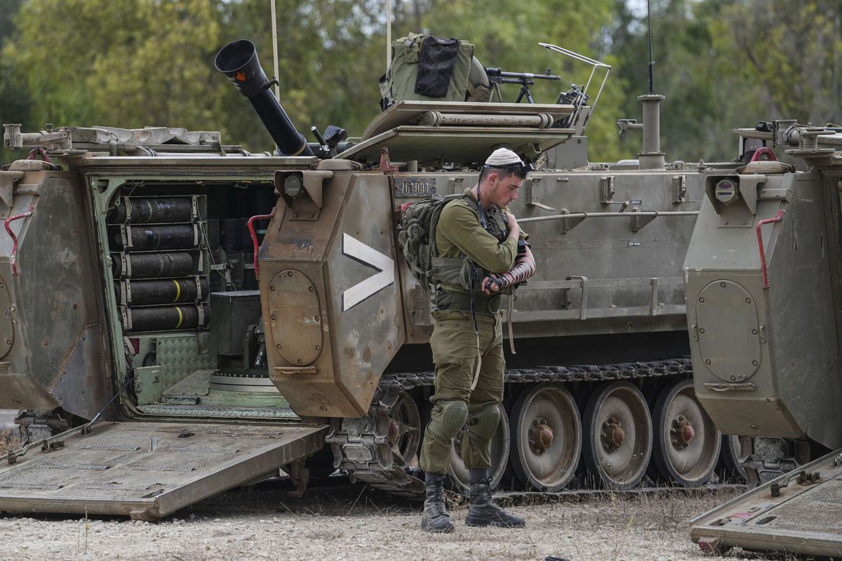 Izraelský vojak sa v pondelok 9. októbra 2023...