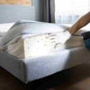 posteľ s plošticami