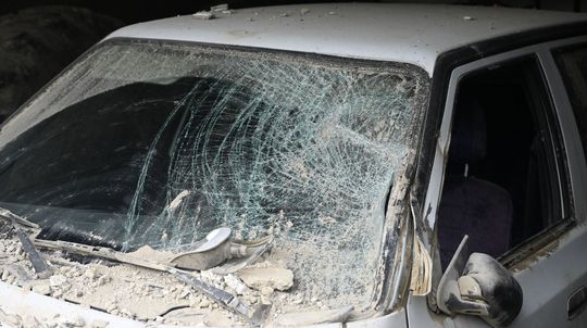 Škody na aute po zemetrasení v obci Baškovce v...