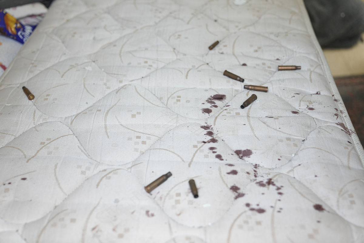 Vystrelené guľky na krvou postriekanej matraci...