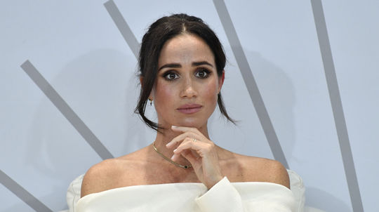 Vojvodkyňa Meghan v New Yorku v modeli Altuzarra.