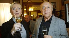 So speváčkou Helenou Vondráčkovou.