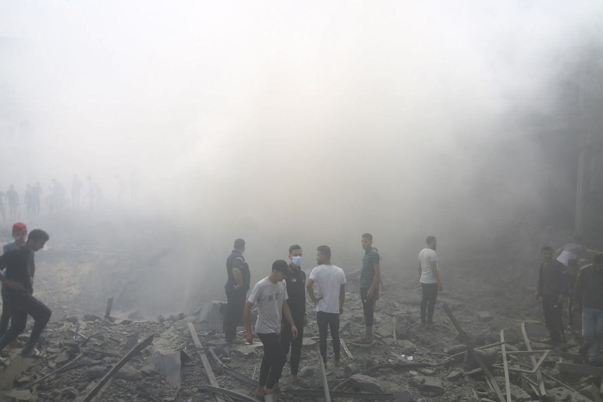 Palestínčania hľadajú preživších po izraelskom...
