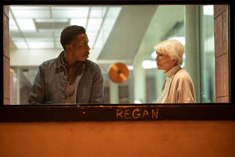 Victor (Leslie Odom Jr.) vyhľadá pomoc Charlie...