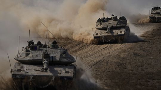 Izrael rozšíril pozemnú operáciu aj na juh Gazy. V Predjordánsku zadržali vyše 60 Palestínčanov