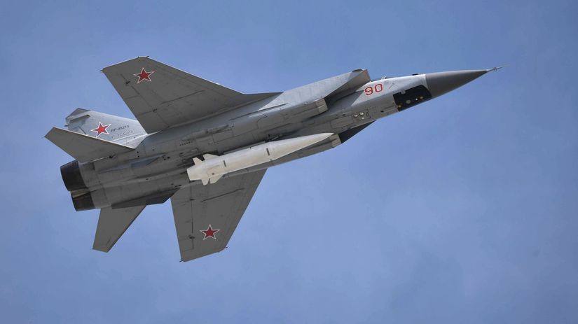 rusky MiG-31 so strelou Kinzal