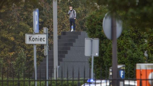 V centre Varšavy vyliezol muž na pomník leteckej katastrofy. Hrozil, že sa odpáli