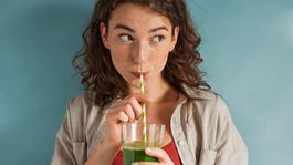 Temná stránka obľúbeného nápoja – olovo, zápcha, dusenie aj psychické problémy. Pijete ho tiež? Expert radí toto