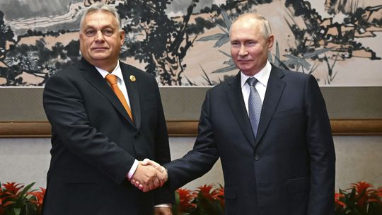 Orbán podal Putinovi ruku. Je na nej krv, znie z Bruselu 