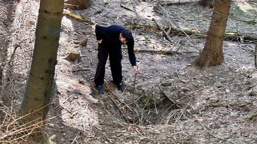 Mestský poslanec Ľuboš Oswald ukazuje hlbokú...