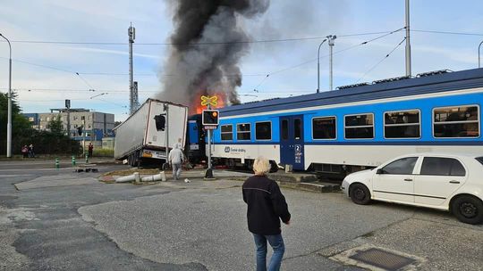 V Olomouci sa zrazil osobný vlak s kamiónom, ktorý začal horieť