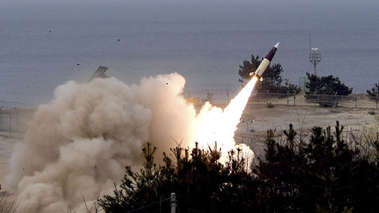 ONLINE: USA potvrdili, že Kyjevu dodali rakety ATACMS. Dolet majú 165 km, dostrelia až na Krym