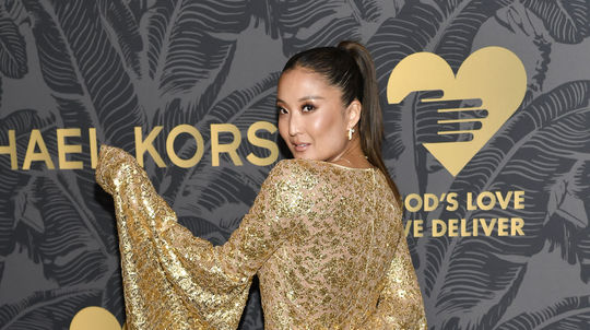 Herečka Ashley Park v kreácii Michael Kors.