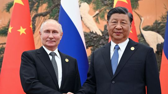 Za čínskym múrom sa Putin nemusel cítiť osamelo. Vojnu mu nik nevyčítal
