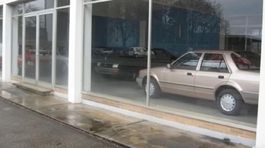 Ford - zatvorené dílerstvo z osemdesiatych rokov